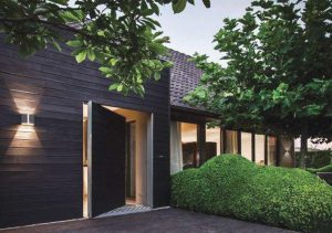 چراغ دیواری در فضا باز