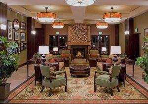 چراغ دیواری در لابی