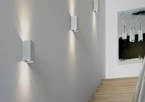 چراغ دیواری در راهرو‌ها و راه‌پله‌ها