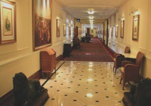 چراغ دیواری در موزه و گالری