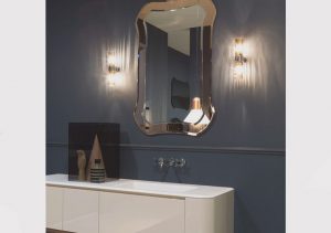 چراغ دیواری در سرویس بهداشتی